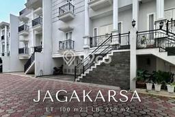 Siap Huni Hunian Elit 4 Kamar di Jagakarsa Dekat ke Mana Pun Siap Huni Hunian Elit 4 Kamar di Jagakarsa Dekat ke Mana Pun