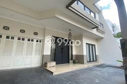 Rumah di Senopati, 4 KT, Akses Universitas, Luas 220m² Bangunan 300m² Rumah di Senopati, 4 KT, Akses Universitas, Luas 220m² Bangunan 300m²