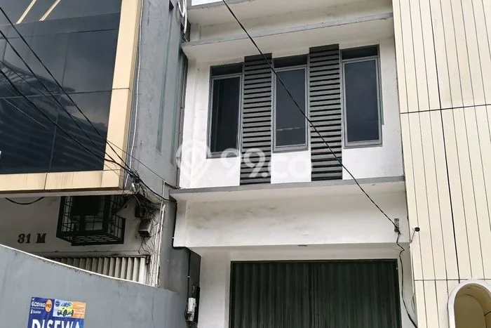 Ruko Disewa di Jakarta Selatan dengan LB 126m2 Area Komersial Ramai Ruko Disewa di Jakarta Selatan dengan LB 126m2 Area Komersial Ramai
