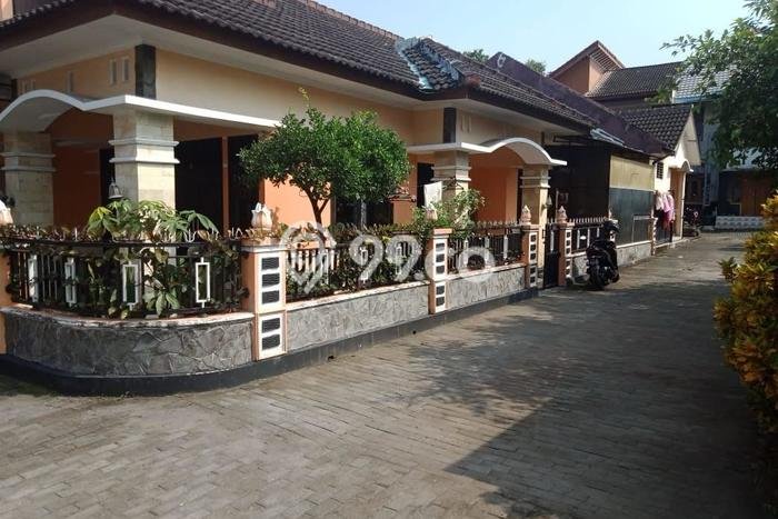 SIAP HUNI! Rumah Asri area , LT 180m2m² Bangunan 100m2m² SIAP HUNI! Rumah Asri area , LT 180m2m² Bangunan 100m2m²