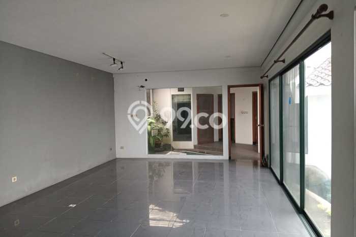 Rumah Elit Modern Tanpa Renovasi di Pondok Indah Jakarta Selatan Rumah Elit Modern Tanpa Renovasi di Pondok Indah Jakarta Selatan
