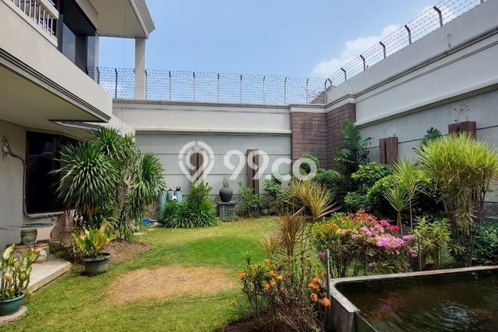 Lokasi terbaik! Rumah siap pakai disewakan di Dukuh Pakis LB 1000m2 Lokasi terbaik! Rumah siap pakai disewakan di Dukuh Pakis LB 1000m2