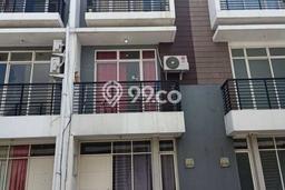 Disewakan! Rumah 3 Kamar Tidur &
3 Kamar Mandi di Pantai Indah Kapuk, Jakarta Utara Disewakan! Rumah 3 Kamar Tidur &
3 Kamar Mandi di Pantai Indah Kapuk, Jakarta Utara