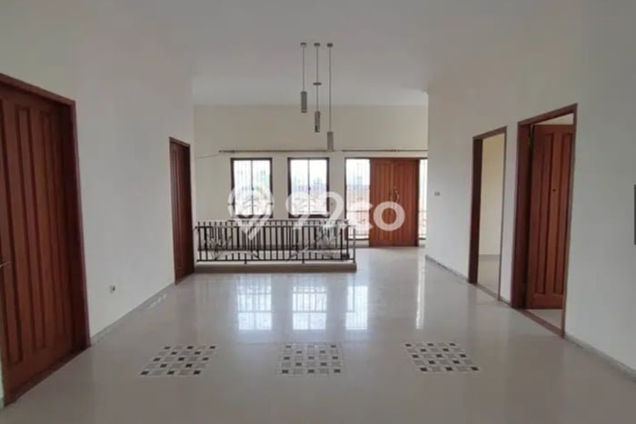 Disewakan Rumah Harga Terjangkau di Halmahera Semarang Punya 8 Kamar Tidur Disewakan Rumah Harga Terjangkau di Halmahera Semarang Punya 8 Kamar Tidur