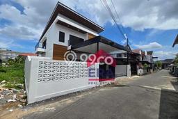 Rumah Strategis LT 221m2m² / LB 200m2m² di Pontianak Selatan, Dekat Pusat Kota, Pontianak Rumah Strategis LT 221m2m² / LB 200m2m² di Pontianak Selatan, Dekat Pusat Kota, Pontianak