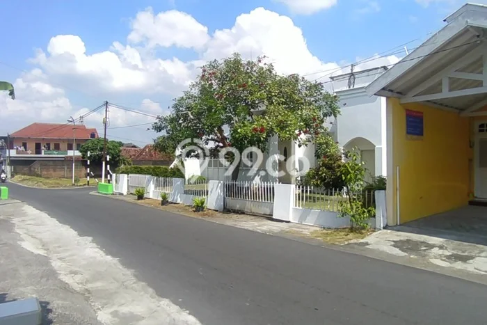 Lokasi strategis! Rumah siap huni dikontrakkan di Depok LB 240m2 Lokasi strategis! Rumah siap huni dikontrakkan di Depok LB 240m2