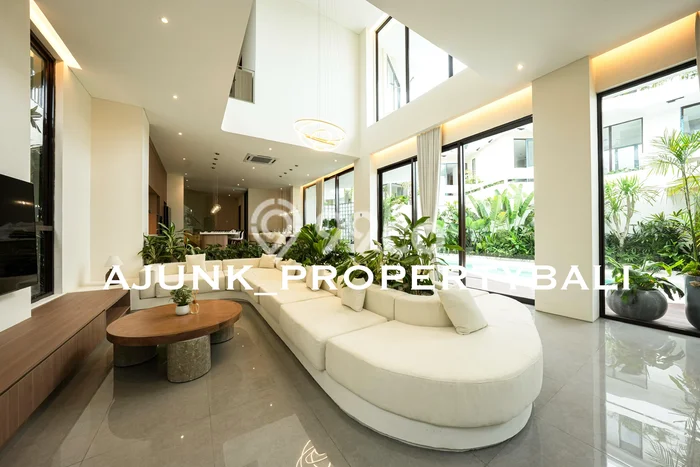Ready to Use! Premium House LT 315m2 Desain Elegan di Dewi Sri Ready to Use! Premium House LT 315m2 Desain Elegan di Dewi Sri