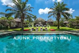 Hunian Mewah LB 1500m2 Siap Huni Desain Elegan di Canggu, Badung Hunian Mewah LB 1500m2 Siap Huni Desain Elegan di Canggu, Badung