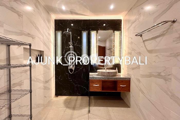 Dijual Rumah Luas Elegan Dengan View Cantik di Kerobokan, Badung Dijual Rumah Luas Elegan Dengan View Cantik di Kerobokan, Badung