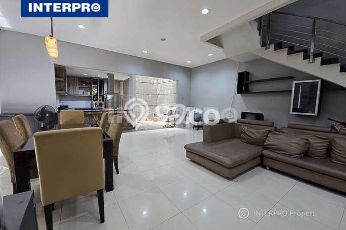 Rumah Asri di Permata Buana, 3 KT, Lingkungan Tenang, LT 160m² Bangunan 300m² Rumah Asri di Permata Buana, 3 KT, Lingkungan Tenang, LT 160m² Bangunan 300m²