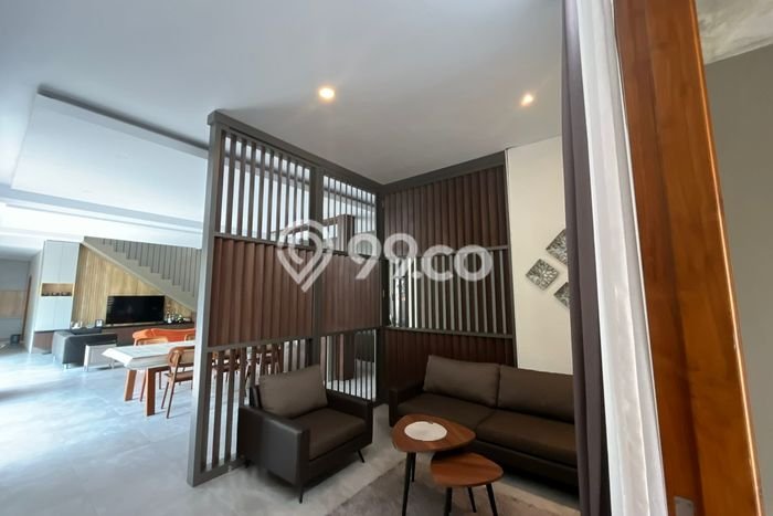 Rumah Modern di Caturtunggal, Yogyakarta, LT 319m² LB 405m² Rumah Modern di Caturtunggal, Yogyakarta, LT 319m² LB 405m²