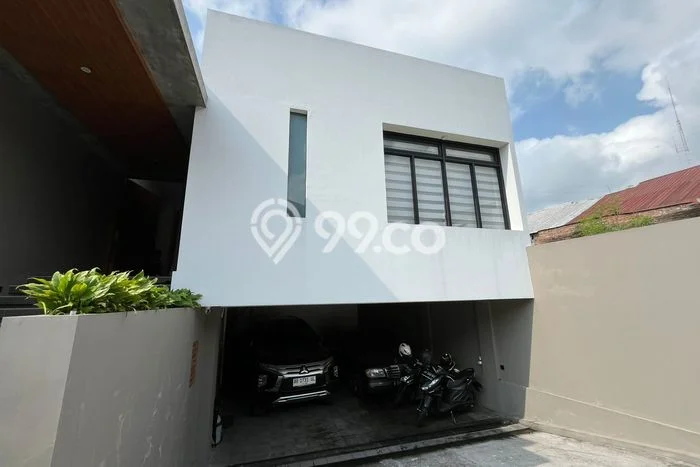 Rumah Modern di Caturtunggal, Yogyakarta, LT 319m² LB 405m² Rumah Modern di Caturtunggal, Yogyakarta, LT 319m² LB 405m²