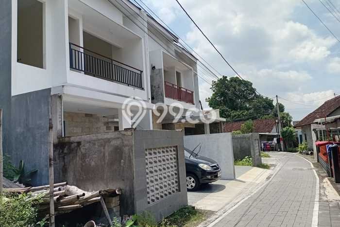For Sale Rumah 4 Kamar Lokasi Ideal Bagus dan Strategis di Sleman For Sale Rumah 4 Kamar Lokasi Ideal Bagus dan Strategis di Sleman