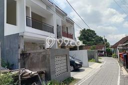 For Sale Rumah 4 Kamar Lokasi Ideal Bagus dan Strategis di Sleman For Sale Rumah 4 Kamar Lokasi Ideal Bagus dan Strategis di Sleman