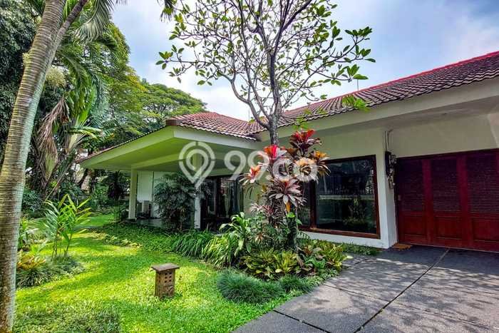 Hunian Modern dengan LT 1290m2 & LB 600m2 Dikontrakkan di Kemang Hunian Modern dengan LT 1290m2 & LB 600m2 Dikontrakkan di Kemang
