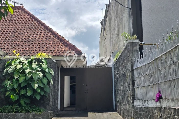 Rumah Kondisi Baik Disewakan di Setiabudi, Bandung LT 1260m2, LB 600m2 Rumah Kondisi Baik Disewakan di Setiabudi, Bandung LT 1260m2, LB 600m2
