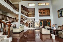 Jual Rumah Mewah Elegan Dengan View Eksklusif di Raya Darmo, Surabaya Jual Rumah Mewah Elegan Dengan View Eksklusif di Raya Darmo, Surabaya