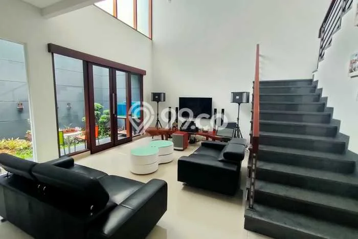 Lokasi terbaik! Rumah siap pakai disewakan di Batununggal LB 300m2 Lokasi terbaik! Rumah siap pakai disewakan di Batununggal LB 300m2