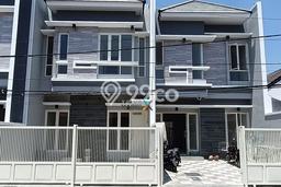 Rumah Luas Asri 4 KT Siap Pakai di Jemursari Surabaya Rumah Luas Asri 4 KT Siap Pakai di Jemursari Surabaya