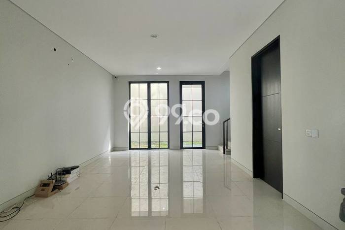 Rumah Luas Asri 3 KT Siap Pakai di Pakuwon Surabaya Rumah Luas Asri 3 KT Siap Pakai di Pakuwon Surabaya