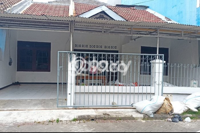 Lokasi terbaik! Rumah siap huni disewakan di Simokerto LB 150m2 Lokasi terbaik! Rumah siap huni disewakan di Simokerto LB 150m2