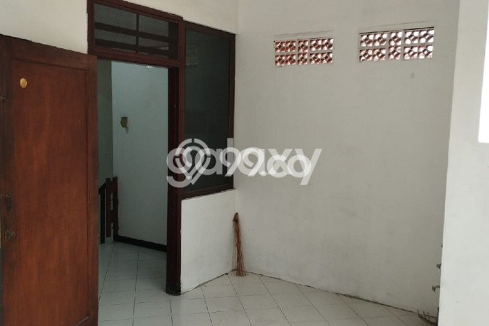 Lokasi terbaik! Rumah siap huni disewakan di Simokerto LB 150m2 Lokasi terbaik! Rumah siap huni disewakan di Simokerto LB 150m2