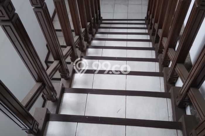 Rumah Mewah LB 250m2 Siap Pakai Desain Elegan di Pangkalan Jati, Depok Rumah Mewah LB 250m2 Siap Pakai Desain Elegan di Pangkalan Jati, Depok