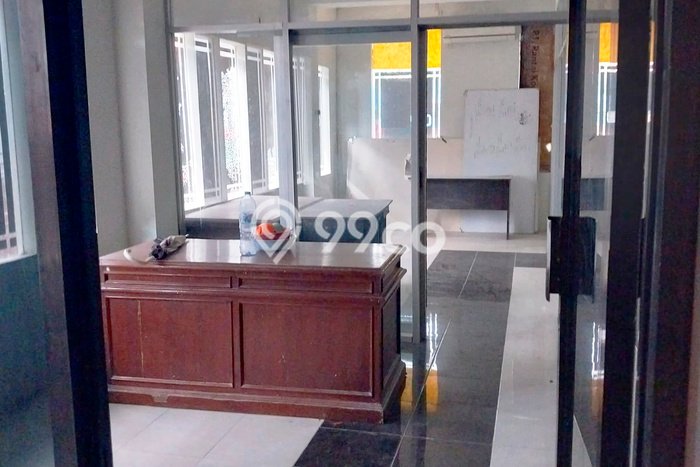 Unit Ruko Disewa Lokasi Jambangan, Surabaya Spesifikasi Luas Bangunan 180m2 Unit Ruko Disewa Lokasi Jambangan, Surabaya Spesifikasi Luas Bangunan 180m2