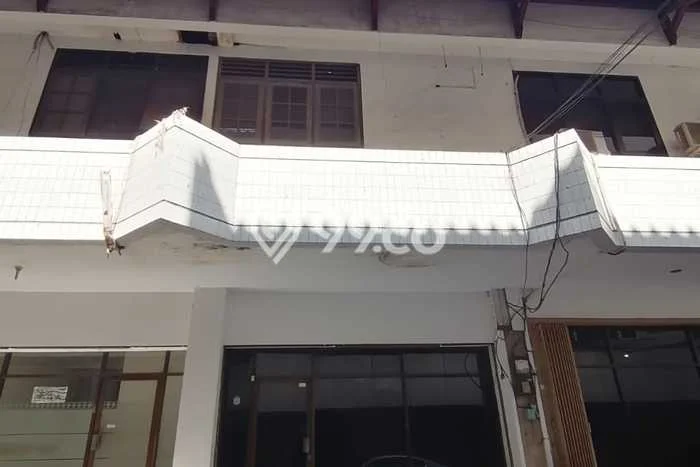 Unit Ruko Paling Strategis di Genteng Surabaya dengan LB 150m2 Unit Ruko Paling Strategis di Genteng Surabaya dengan LB 150m2