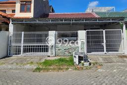 PROPERTI PILIHAN! Rumah Asri di Rungkut, LT 180m² LB 150m² PROPERTI PILIHAN! Rumah Asri di Rungkut, LT 180m² LB 150m²