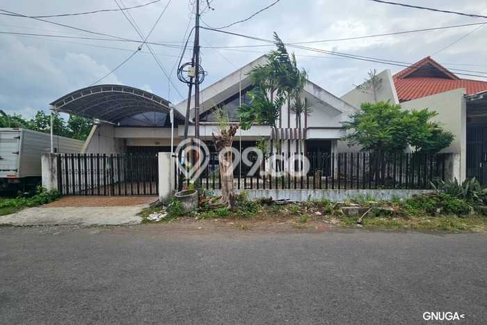 Rumah Elit Modern Tanpa Renovasi di Dharma Husada Surabaya Rumah Elit Modern Tanpa Renovasi di Dharma Husada Surabaya