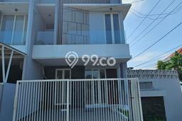 Rumah Elit Modern Tanpa Renovasi di Manyar Surabaya Rumah Elit Modern Tanpa Renovasi di Manyar Surabaya