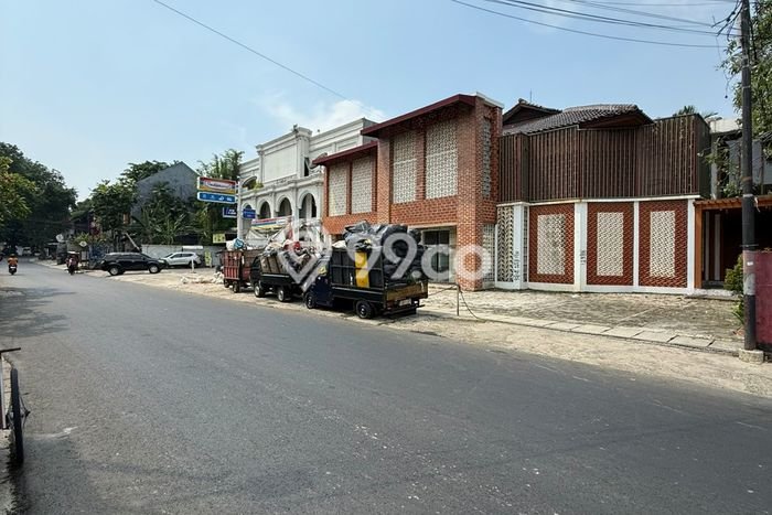 Unit Komersial Dijual di Jakarta Selatan LT 788m2 & LB 1000m2 Unit Komersial Dijual di Jakarta Selatan LT 788m2 & LB 1000m2