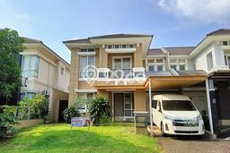 Rumah dua lantai tipe klasik rapi Rumah dua lantai tipe klasik rapi