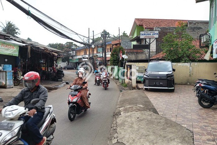 Area Ramai! Kantor Dijual di Ciracas untuk Bisnis Luas Bangunan 600m2 Area Ramai! Kantor Dijual di Ciracas untuk Bisnis Luas Bangunan 600m2
