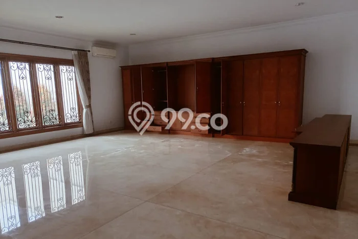 Sewa Rumah Nyaman LT 1300m2 / LB 1000m2 di Pondok Indah, Jakarta Selatan Sewa Rumah Nyaman LT 1300m2 / LB 1000m2 di Pondok Indah, Jakarta Selatan