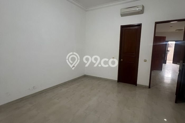 Rumah Elit Modern Tanpa Renovasi di Meruya Jakarta Barat Rumah Elit Modern Tanpa Renovasi di Meruya Jakarta Barat