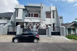 Rumah Terawat di Makassar, Makassar, Luas 210m² LB 300m² HARGA MENARIK! Rumah Terawat di Makassar, Makassar, Luas 210m² LB 300m² HARGA MENARIK!