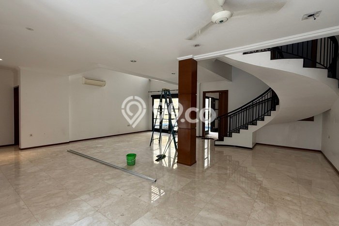 UNIT SPESIAL! Rumah di Senopati, 4 KT, Dekat Pusat Kota, LT 400m² LB 500m² UNIT SPESIAL! Rumah di Senopati, 4 KT, Dekat Pusat Kota, LT 400m² LB 500m²