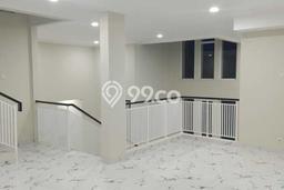 Rumah LT 205m² / LB 330m² Dekat Rumah Sakit di Serpong, Tangerang Selatan Rumah LT 205m² / LB 330m² Dekat Rumah Sakit di Serpong, Tangerang Selatan