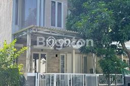 Rumah Elit Modern Tanpa Renovasi di Pakuwon City Surabaya Rumah Elit Modern Tanpa Renovasi di Pakuwon City Surabaya