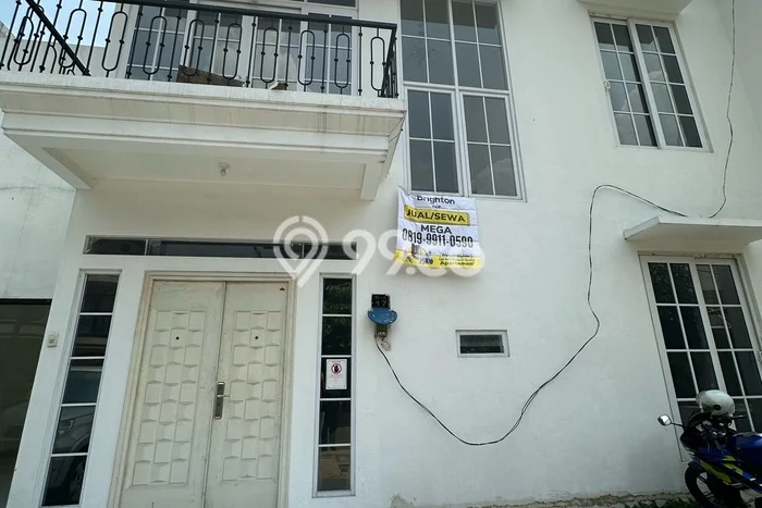 DIJUAL CEPAT! Rumah Asri di Sidoarjo, Sidoarjo, Luas 180m2m² Bangunan 300m2m² BISA KPR! DIJUAL CEPAT! Rumah Asri di Sidoarjo, Sidoarjo, Luas 180m2m² Bangunan 300m2m² BISA KPR!