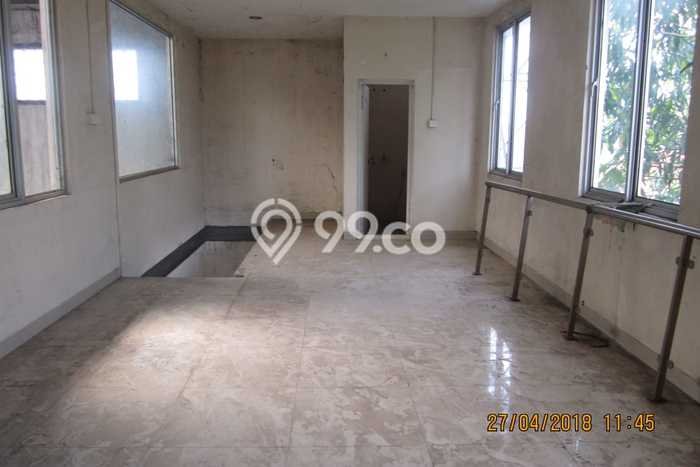 Gudang Area Komersial di Karawaci, Luas 300m², Jalan Utama Gudang Area Komersial di Karawaci, Luas 300m², Jalan Utama