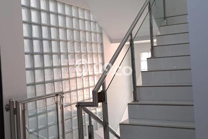 Ruko Kawasan Sudirman, Luas 400m², Jalan Utama, Area Ramai Ruko Kawasan Sudirman, Luas 400m², Jalan Utama, Area Ramai
