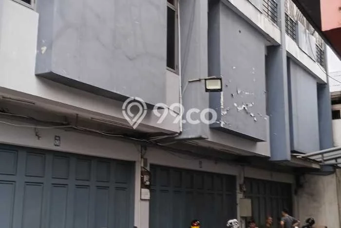 Unit Ruko Disewakan di Sudirman di Area Ramai & Strategis Unit Ruko Disewakan di Sudirman di Area Ramai & Strategis