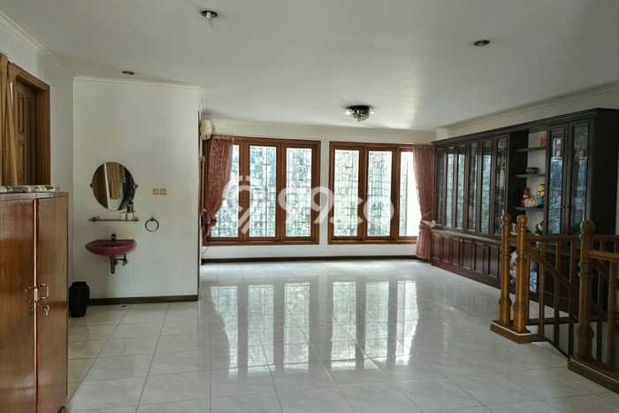 Rumah Luxury Modern Tanpa Renovasi di Puri Indah Jakarta Barat Rumah Luxury Modern Tanpa Renovasi di Puri Indah Jakarta Barat