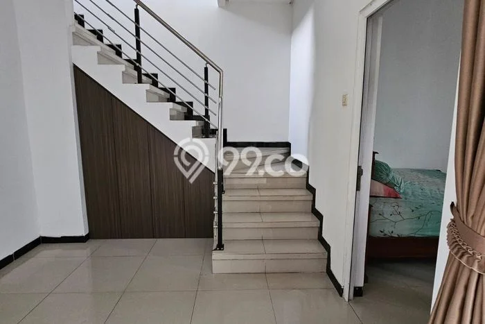 Lokasi strategis! Rumah siap pakai disewakan di Tembalang LB 250m2 Lokasi strategis! Rumah siap pakai disewakan di Tembalang LB 250m2