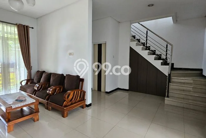 Lokasi strategis! Rumah siap pakai disewakan di Tembalang LB 250m2 Lokasi strategis! Rumah siap pakai disewakan di Tembalang LB 250m2