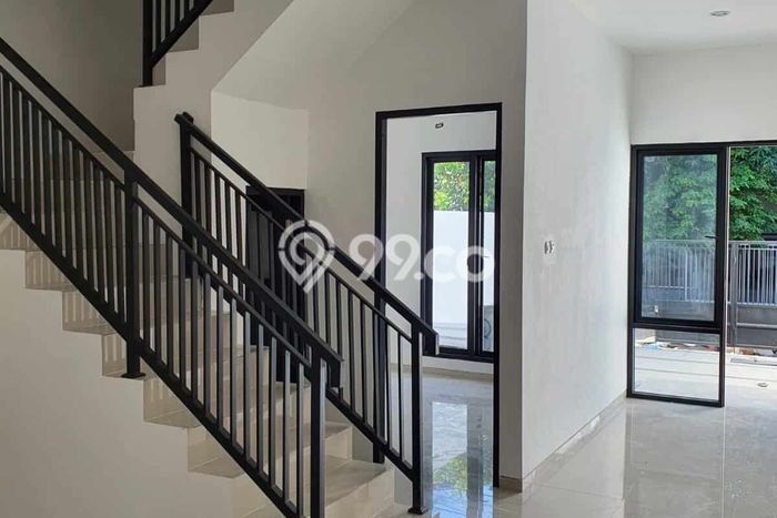 Rumah Luas Asri 3 KT Siap Pakai di Middle East Ring Road Surabaya Rumah Luas Asri 3 KT Siap Pakai di Middle East Ring Road Surabaya