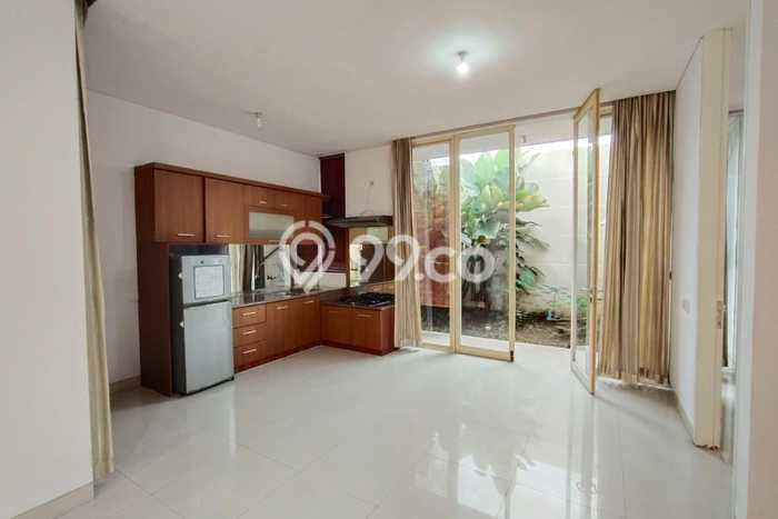 Rumah di Pakuwon Indah, Area Asri, 3 KM Rumah di Pakuwon Indah, Area Asri, 3 KM